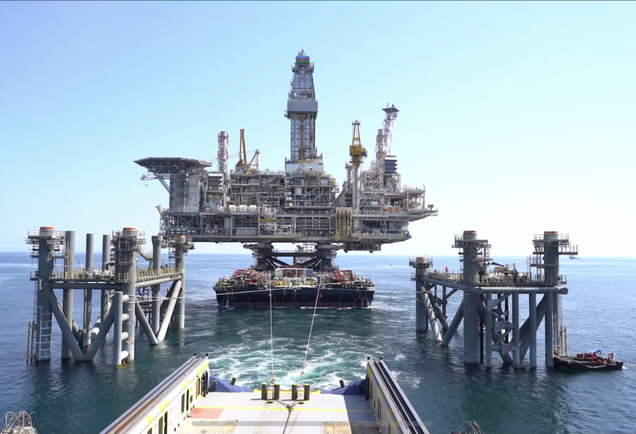 Azerbaijani oil price sees modest decrease