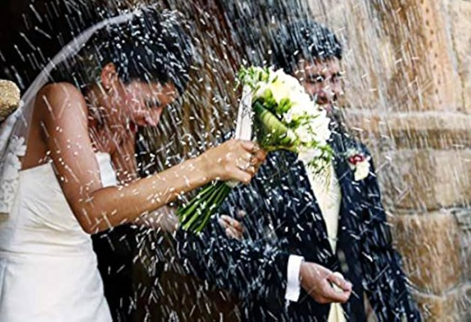 Греческие фермеры продают рис гостям свадеб