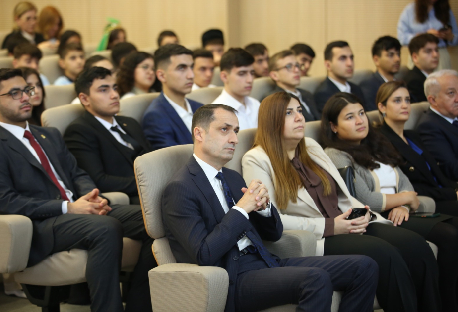 SOCAR-ın Bakı Ali Neft Məktəbinin nəzdində fəaliyyət göstərən Rəqəmsal Biliklər Liseyinin rəsmi açılış mərasimi keçirilib
