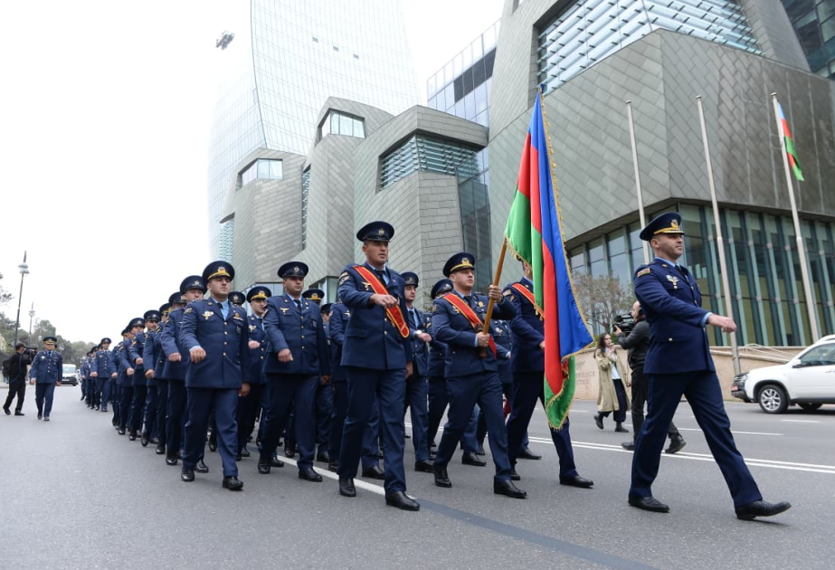 Défilés militaires accompagnés de fanfares à Bakou