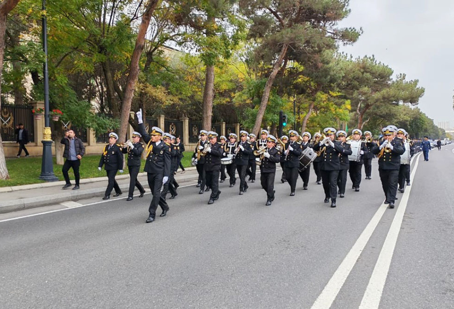 Marches celebrating 5th anniversary of Victory Day held under accompaniment of military orchestra