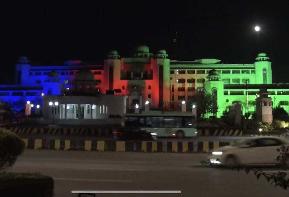 Islamabad für Aserbaidschan für Aserbaidschan in Lichtstrahlen Blau, Rot, Grün beleuchtet