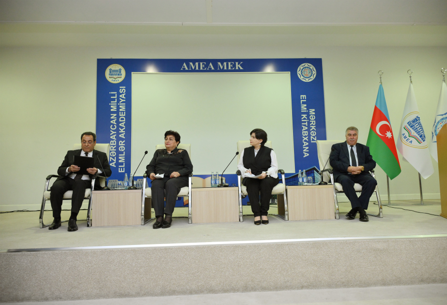 Конференция «Правильное применение норм азербайджанского литературного языка в СМИ» продолжает свою работу панельными сессиями