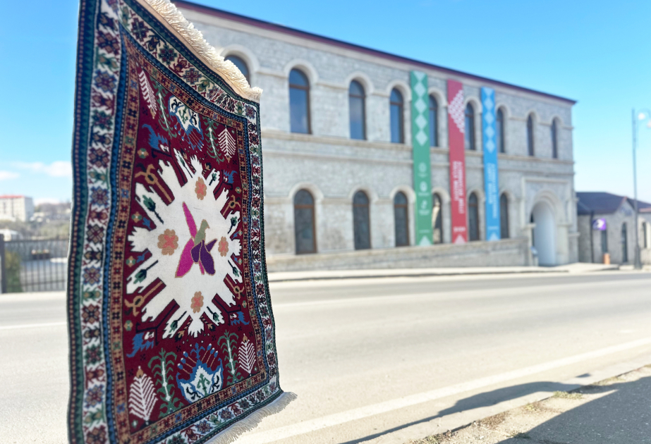 Сотканный тысячами людей карабахский ковер «Челеби» передан Шушинскому музею ковра