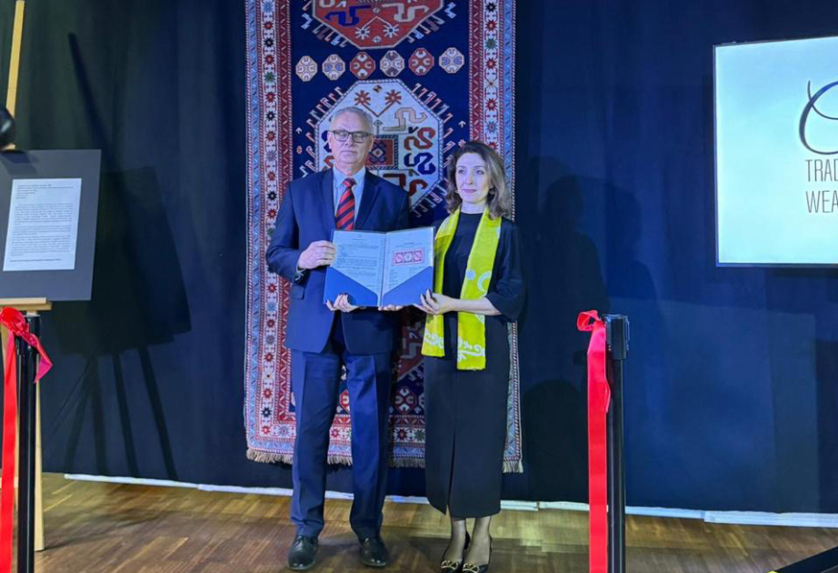 Azerbaijan donates carpet to Polish Museum on eve of Victory Day