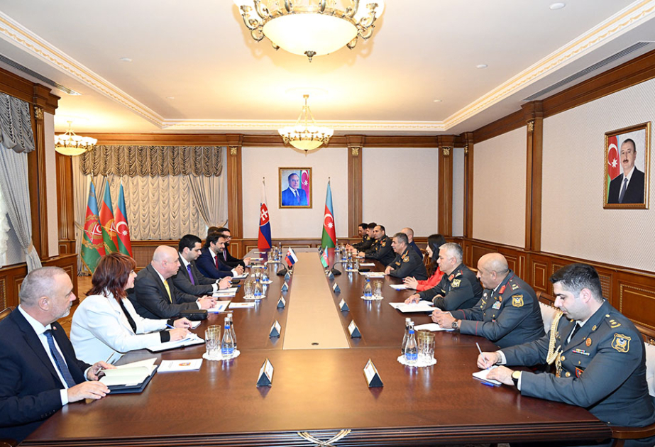 Los ministros de Defensa de Azerbaiyán y Eslovaquia analizaron nuevas perspectivas de cooperación