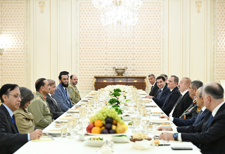 El Presidente de Azerbaiyán y el Primer Ministro de Pakistán compartieron un almuerzo