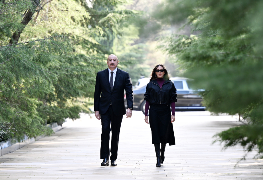 Prezident İlham Əliyev və birinci xanım Mehriban Əliyeva Ulu Öndər Heydər Əliyevin məzarını ziyarət ediblər VİDEO