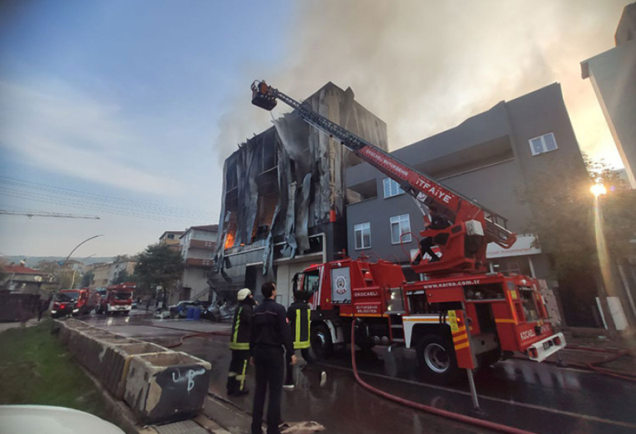 На складе парфюмерии в Турции вспыхнул пожар, есть погибшие