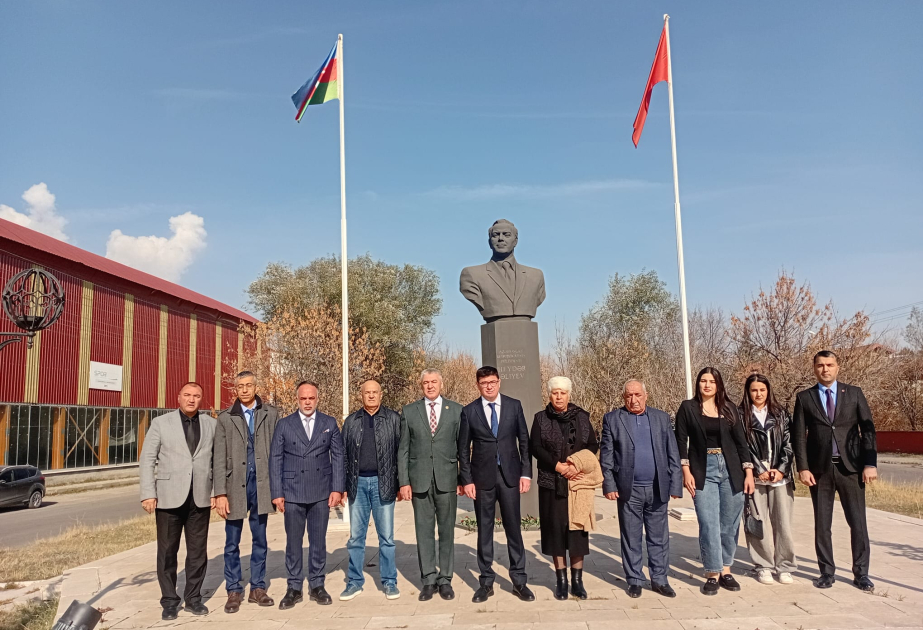 В День Победы в Карсе почтена память Гейдара Алиева