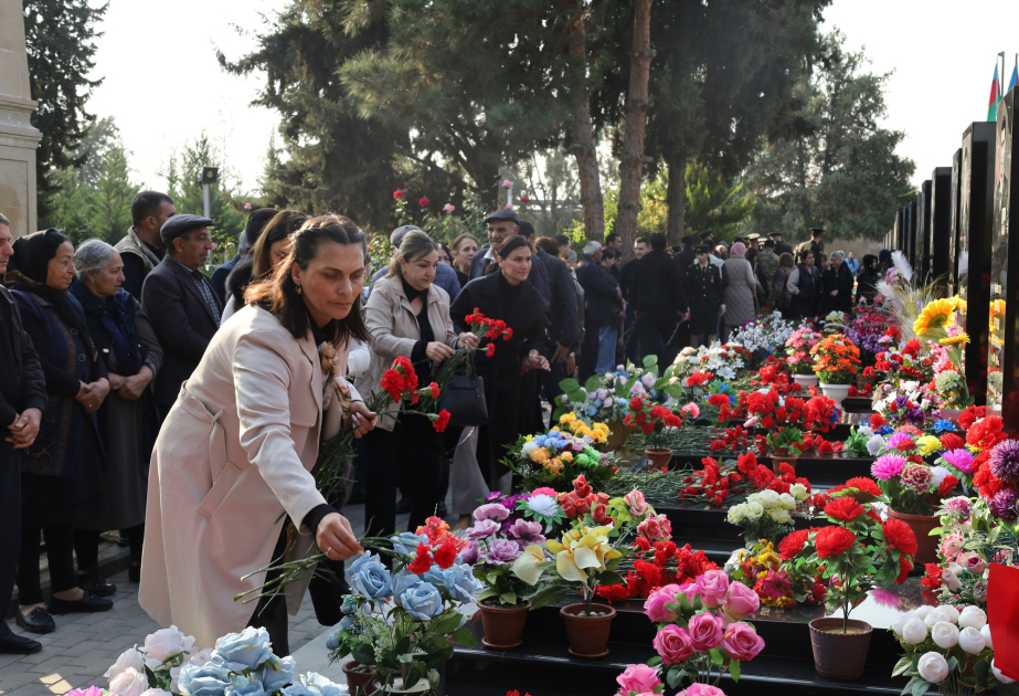 Yevlaxda Şəhidlər xiyabanı ziyarət edilib