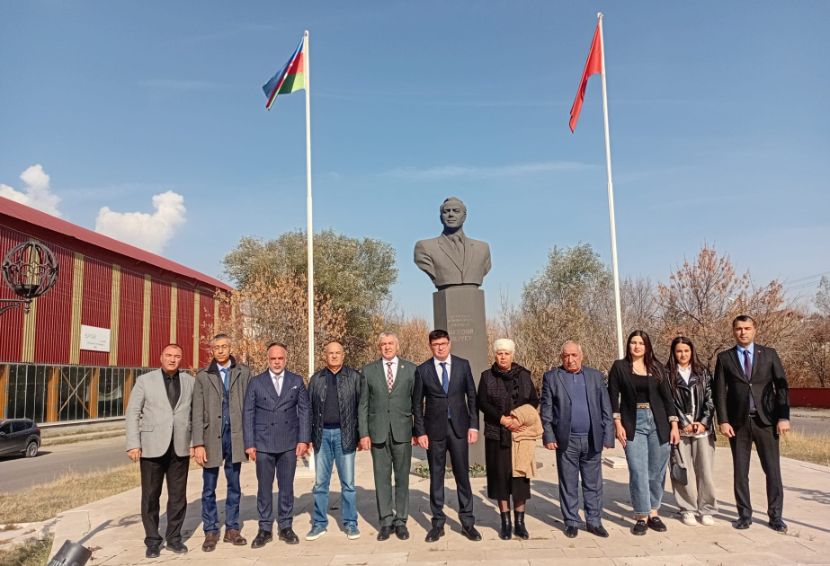 Zəfər Günündə Qarsda Ümummilli Lider Heydər Əliyevin xatirəsi anılıb