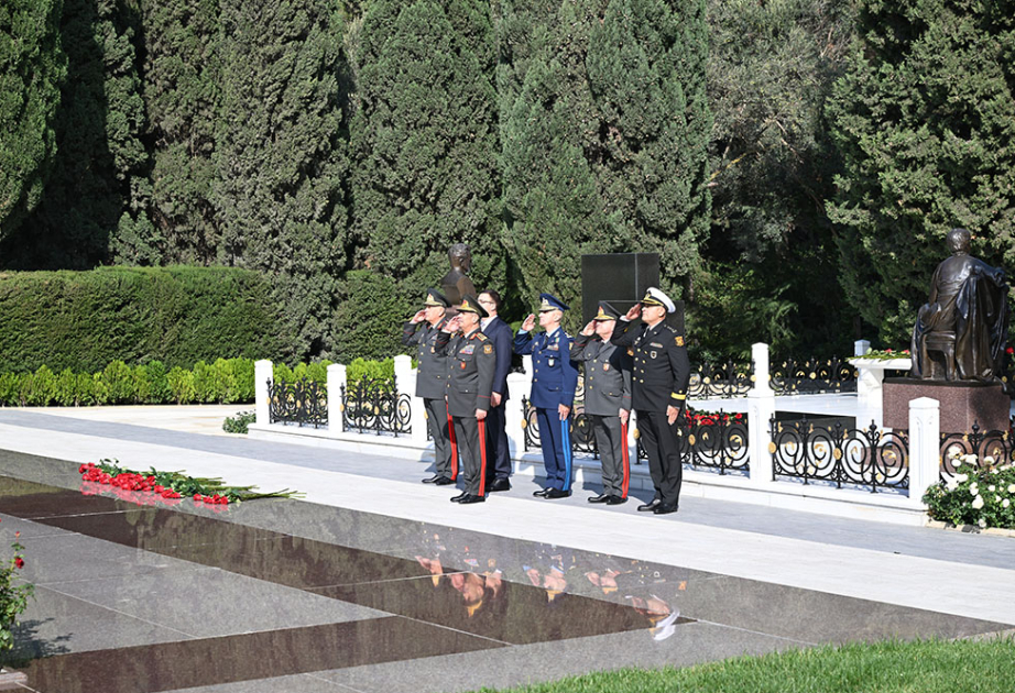 Azerbaijan Defense Ministry’s leadership pays tribute to National Leader Heydar Aliyev and Martyrs on Victory Day