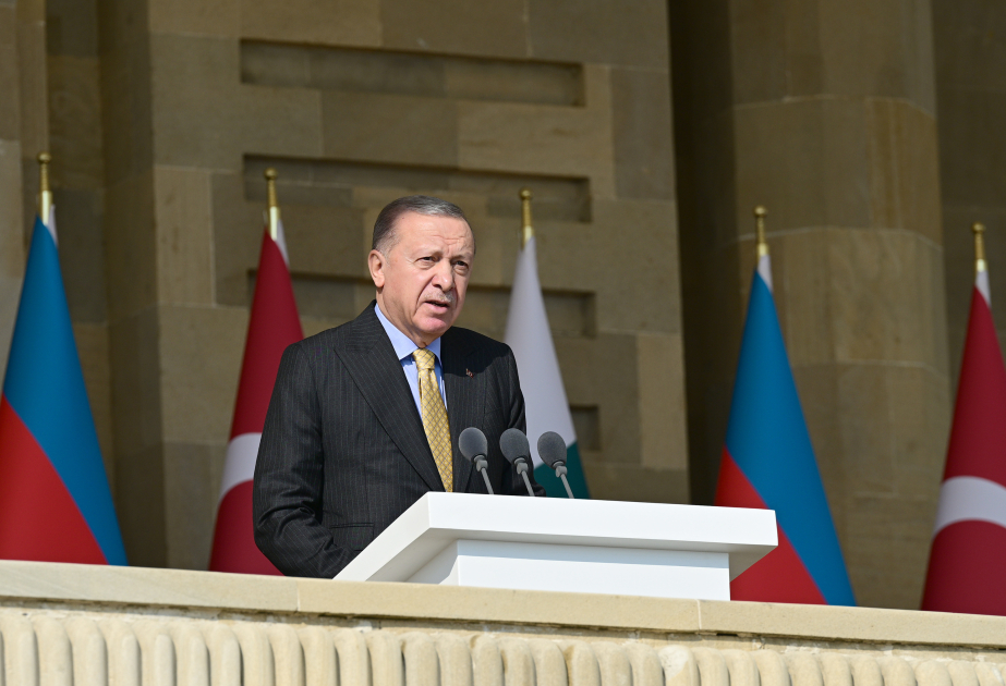 Präsident der Türkei trägt bei der Militärparade in Baku ein Gedicht von Mammad Araz vor