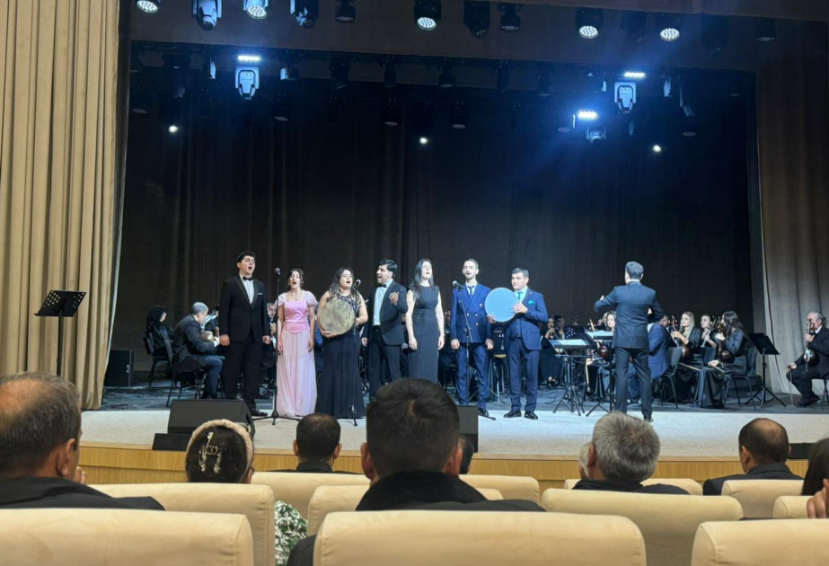 По случаю Дня Победы в городе Агдам состоялись праздничный концерт и салют