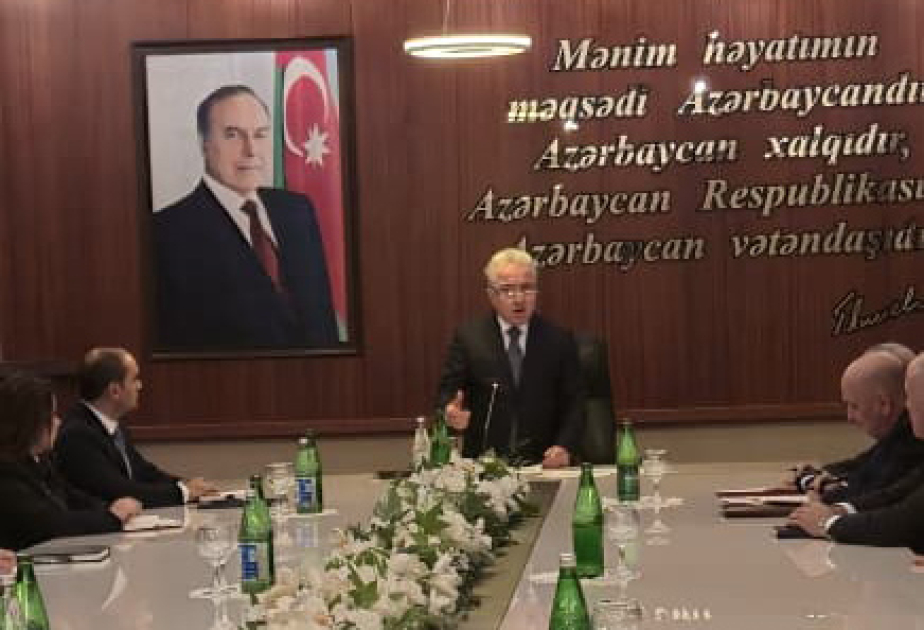 Nəsimi Rayon İcra Hakimiyyətinin başçısı kollektivə təqdim olunub