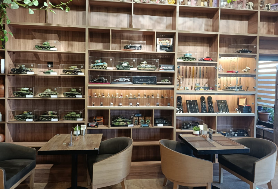 Необычная экспозиция в Баку - от моделей военной техники до классических автомобилей