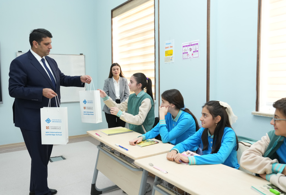NDU-nun Beynəlxalq Kembric Məktəbinin müəllim və şagirdlərinə planşetlər təqdim olunub