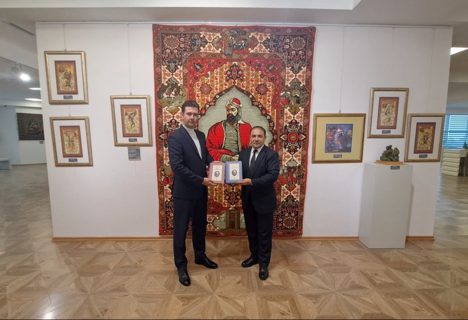 “Xəmsə”nin türk dilinə tərcümə edilmiş nüsxələri Nizami Gəncəvi Muzeyinə hədiyyə olunub