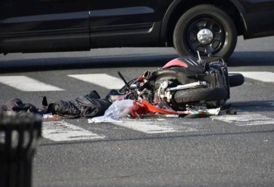 Biləsuvarda minik avtomobili ilə moped toqquşub, iki nəfər xəsarət alıb