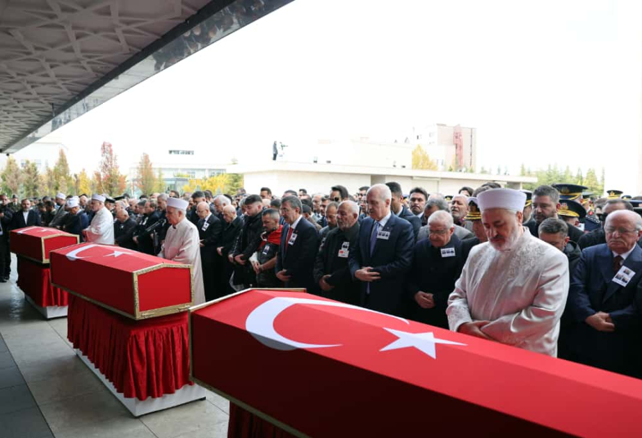 Türkiyə Hərbi Hava Qüvvələrinə məxsus təyyarədə həlak olanların dəfn mərasimində rəsmi şəxslər iştirak ediblər