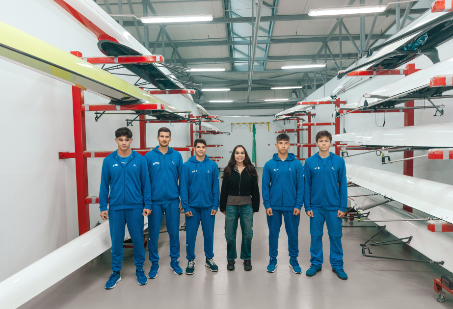 Leyla Aliyeva se reúne con deportistas en la base de remo de Mingachevir