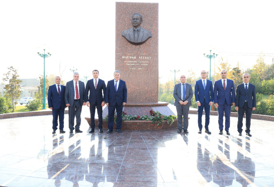 Azerbaijani delegation visits monument to National Leader Heydar Aliyev in Tashkent