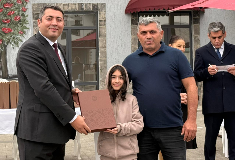 143 weitere binnenvertriebene Familien erhalten Schlüssel zu ihren neuen Wohnungen im Dorf Mammadbeyli im Bezirk Zangilan