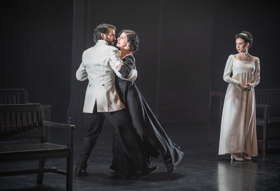 “Geşer” Teatrı Bakıda Rimas Tuminasın “Anna Karenina” tamaşasını nümayiş etdirib