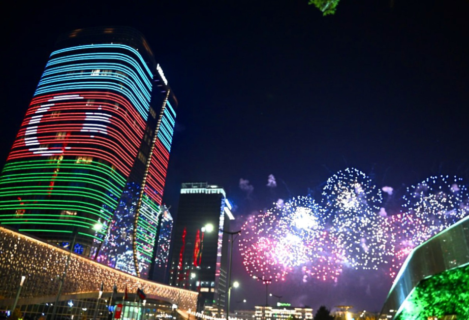 在塔什干举行烟花秀，迎接出席第七届中亚国家元首协商会议的各国元首