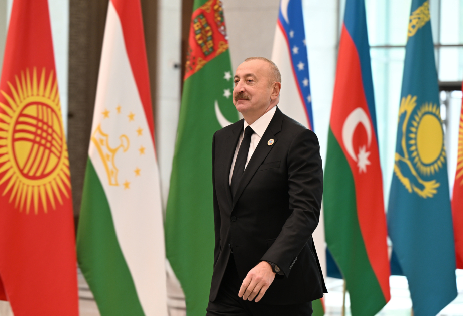 Президент Ильхам Алиев прибыл в Конгресс-центр в Ташкенте ВИДЕО