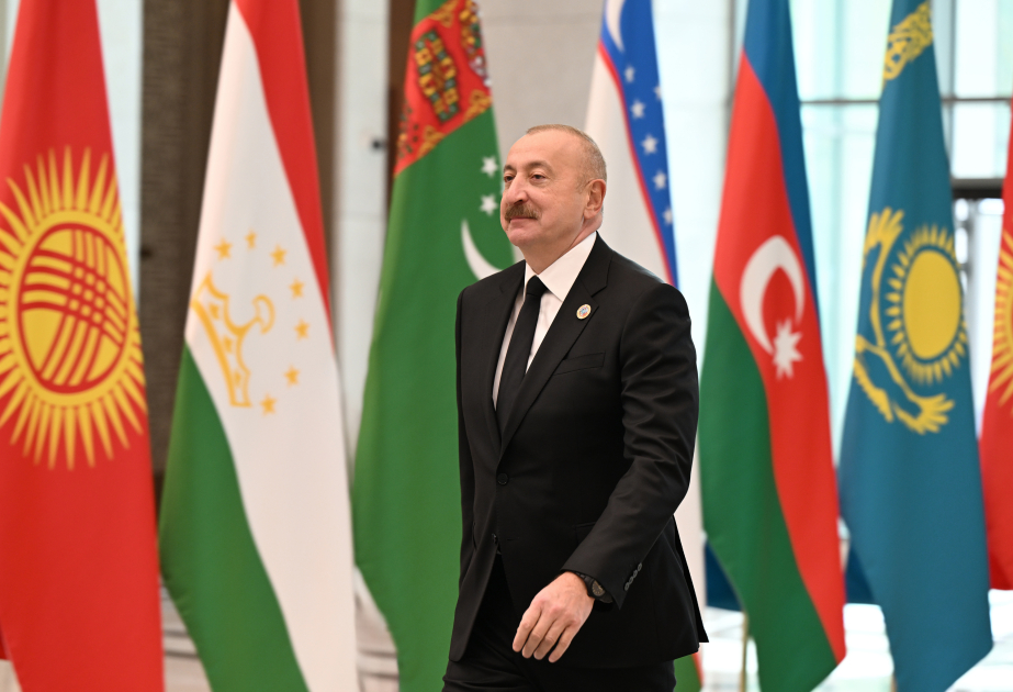 Präsident Ilham Aliyev ist im Kongresszentrum in Taschkent eingetroffen VIDEO
