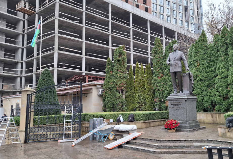 В Киеве начались работы по покрытию азербайджанских памятников спецсредствами для защиты от авиаударов ВИДЕО