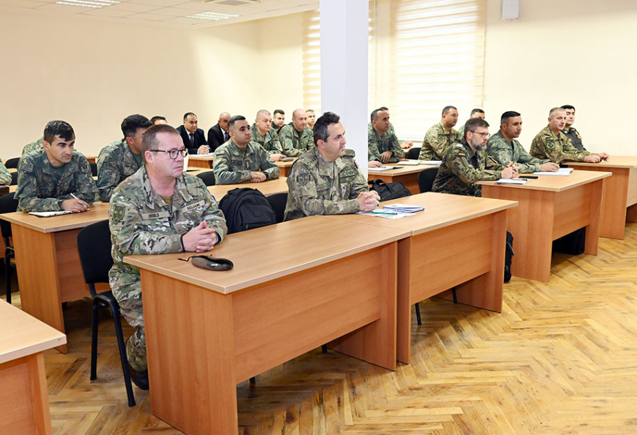 Мобильная тренинговая группа НАТО проводит курс в Баку