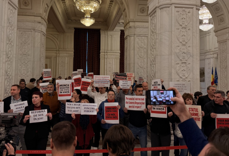 Buxarestdə parlament işçiləri əməkhaqlarının azaldılmasına qarşı etiraz ediblər