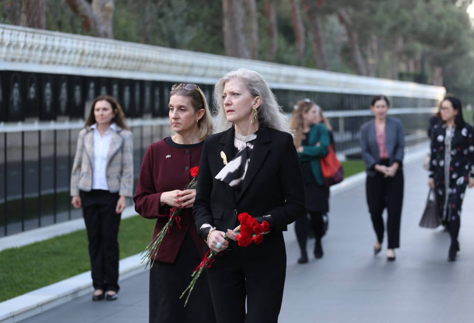 U.S. Under Secretary of State pays tribute to Azerbaijani martyrs in Baku