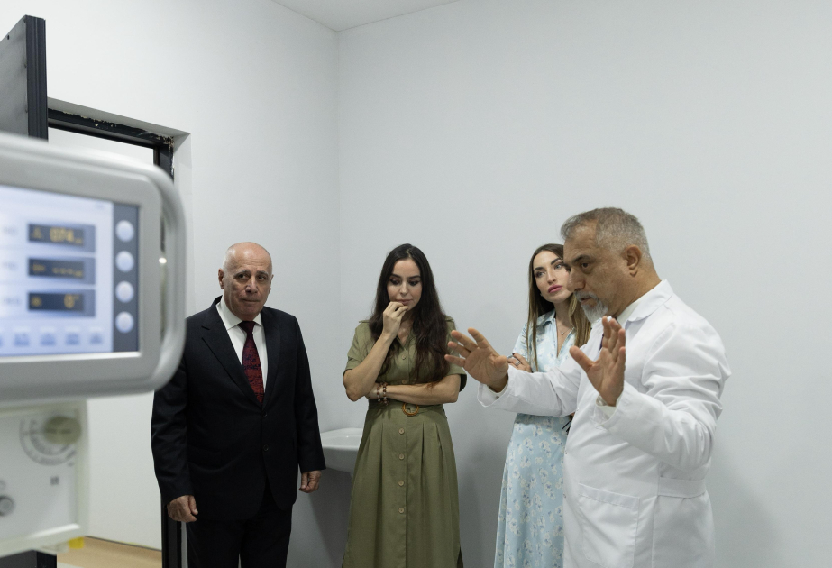 ليلى علييفا وأليونا علييفا تتعرّفان على العيادة البيطرية المنشأة لدى جامعة لنكران الحكومية