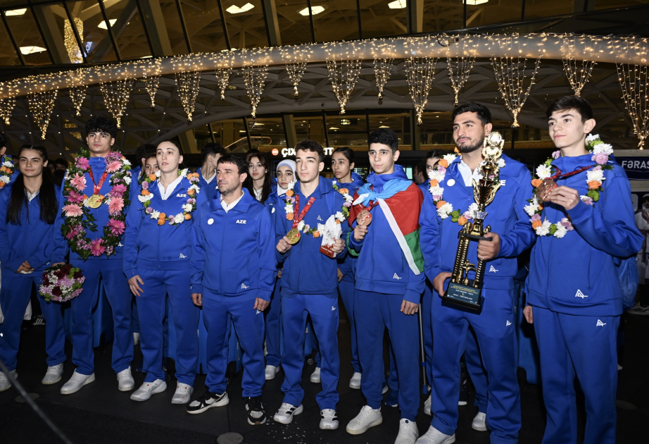 Gənclər arasında Avropa birinciliyində qızıl medallar qazanan Azərbaycan taekvondoçuları Vətənə gəliblər