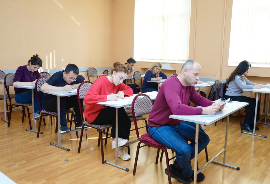 Doktoranturada təhsil alan və ya təhsilini bitirmiş iddiaçıların xarici dil fənni üzrə fəlsəfə doktoru imtahanı keçirilib