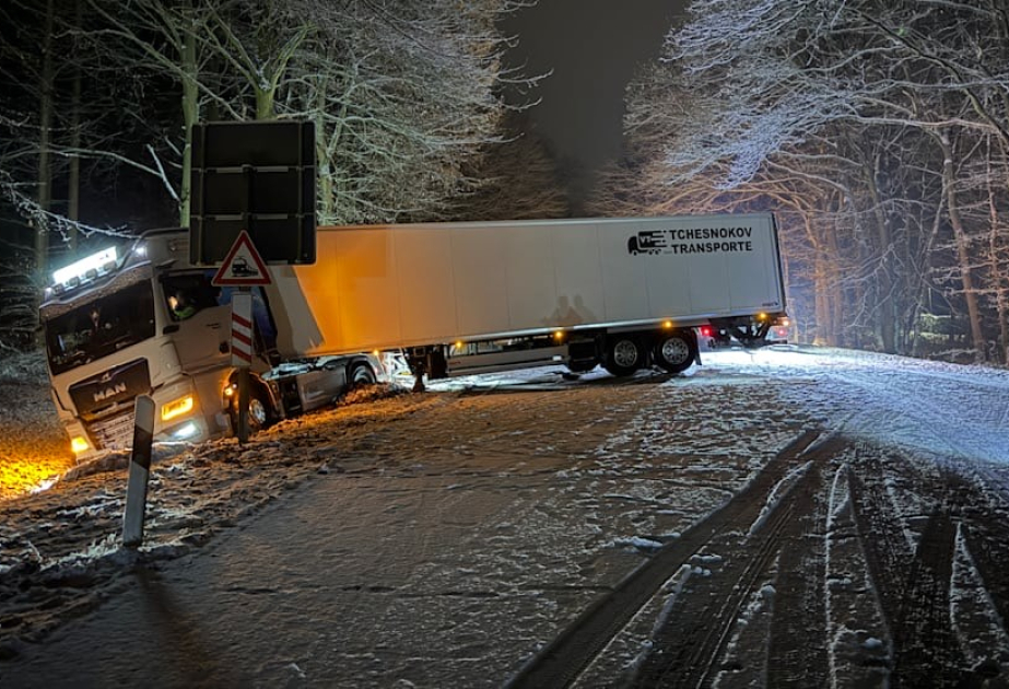 Almaniyada güclü qar və şaxta nəticəsində onlarla yol-nəqliyyat hadisəsi baş verib