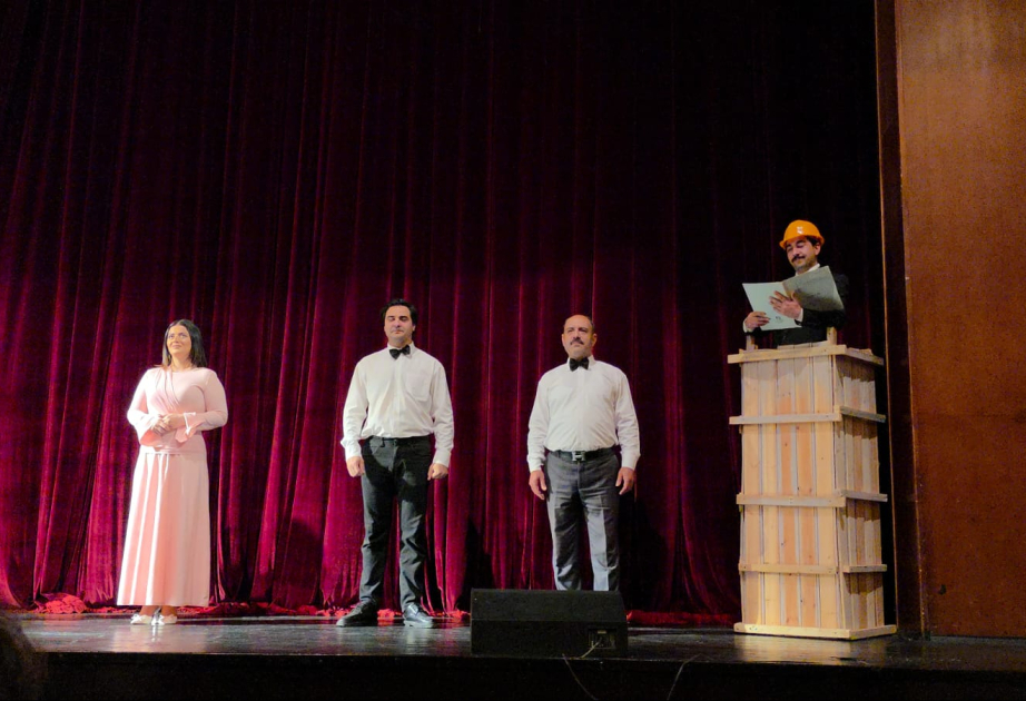 Sumqayıt Dövlət Dram Teatrı “Qaravəlli” əsəri əsasında hazırlanan eyniadlı tamaşa ilə çıxış edib