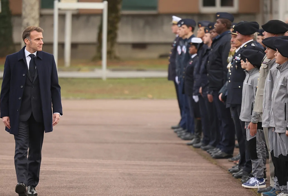 Macron annonce un service national militaire dès 2026