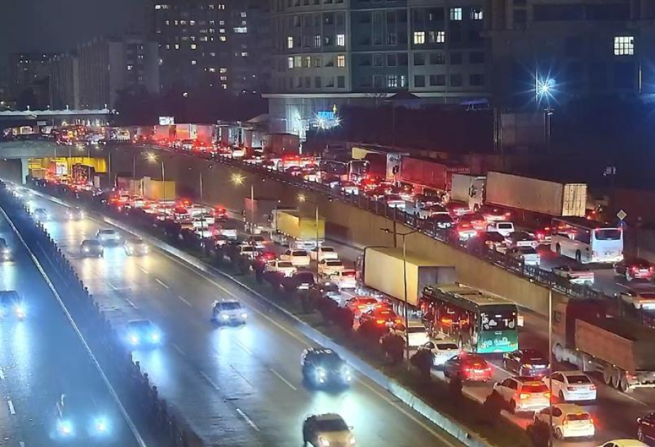 “20 Yanvar” dairəsində avtomobildən yükün yola dağılması nəqliyyat sıxlığına səbəb olub