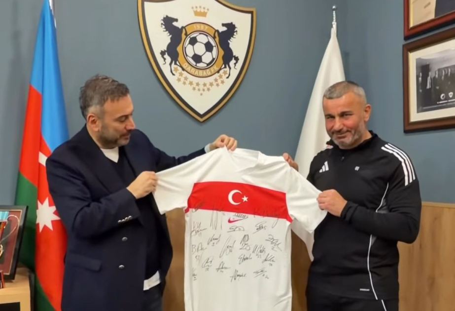 Qurban Qurbanov fue obsequiado con una camiseta firmada de la selección de Türkiye