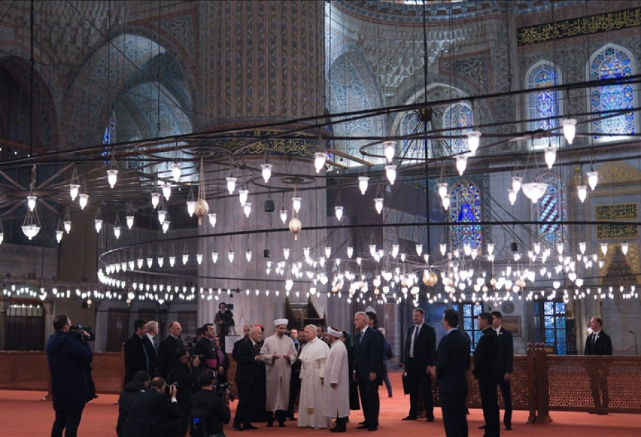 Le pape Léon XIV visite la mosquée de Sultanahmet lors de son voyage en Türkiye