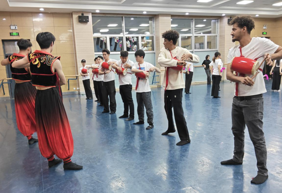Shanxi University hosts folk dance workshop for international students