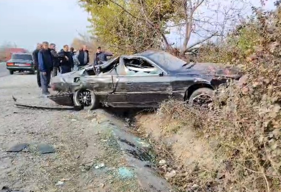 Qaxda minik avtomobili aşıb, sürücü xəsarət alıb