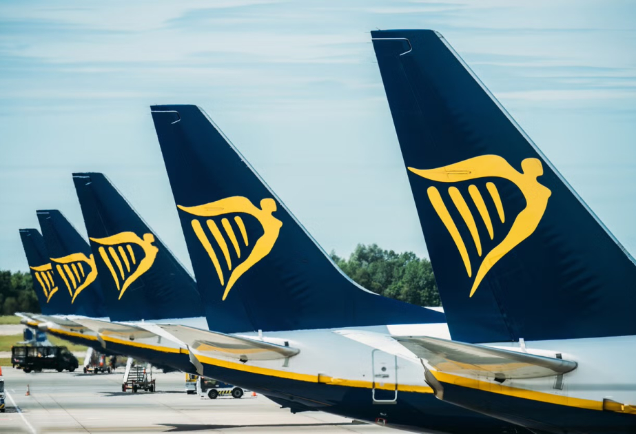 “Ryanair” çoxsaylı endirimlər verdiyi üçün bonus proqramını ləğv edib