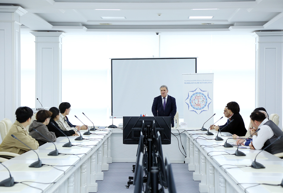 Akademik İsa Həbibbəyli çinli tələbələrə Azərbaycan ədəbiyyatından mühazirə oxuyub