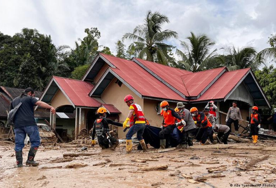 Flood-hit Indonesian regions run low on fuel, funds for relief effort